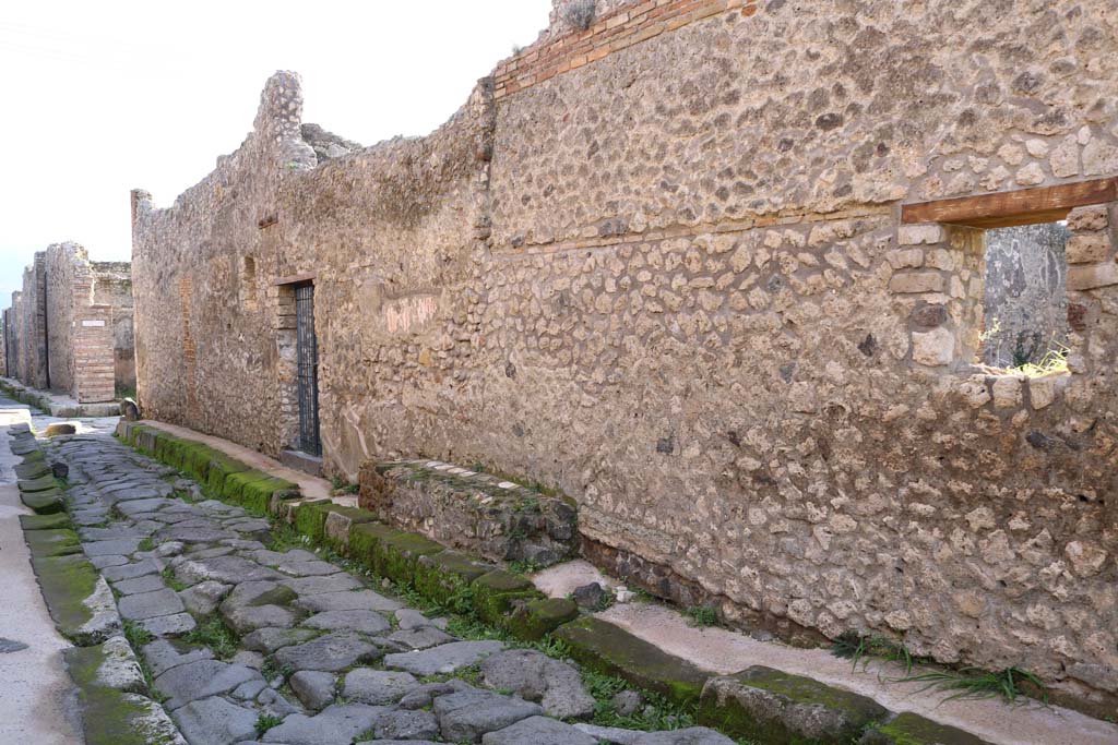 Vicolo di Tesmo, Pompeii. December 2018. Looking south along west side, towards doorway to IX.3.20. Photo courtesy of Aude Durand.