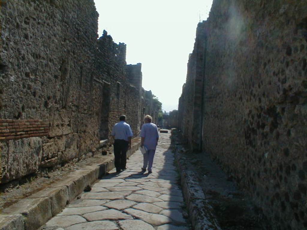 Vicolo di Tesmo between IX.7 and IX.2. Looking south from junction with unnamed vicolo. September 2004.