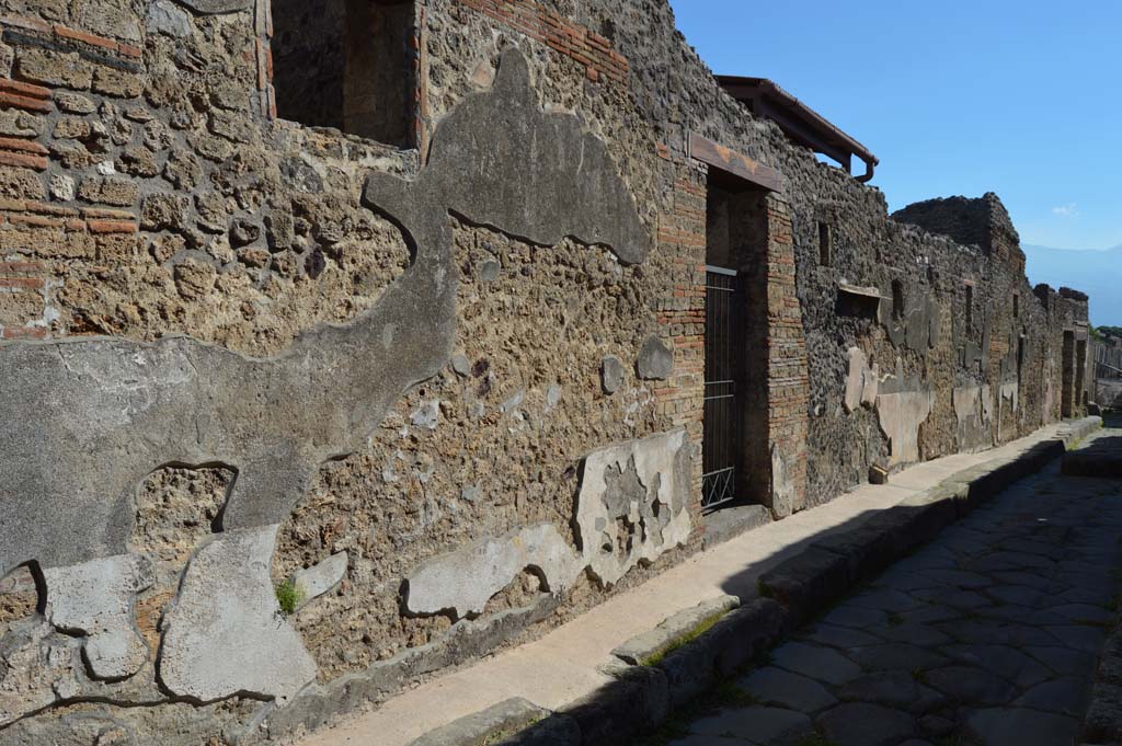 Vicolo di Tesmo, looking south past remaining painted plaster on walls outside IX.7.20. October 2017.
Foto Taylor Lauritsen, ERC Grant 681269 DÉCOR.
