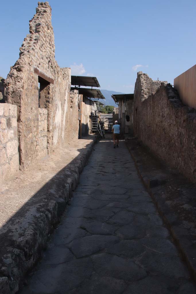Vicolo dei Balconi, (previously known as an unnamed vicolo) between V.2 and V.3. September 2021.
Looking north from Via di Nola, with V.2.20/21 on left, and side wall of V.3.1/2, on right. Photo courtesy of Klaus Heese.
