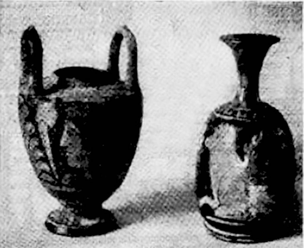 Pompeii, Tombe del Fondo Squillante. 1928 photo of finds.
The stamnos is to the left, with palm motifs under the handles and feminine head in profile.
The lekythos is to the right, with a tiger attacking a bull, biting its back.
See Della Corte M., Notizie degli Scavi di Antichit, 1928, pp. 373, fig. 1.
