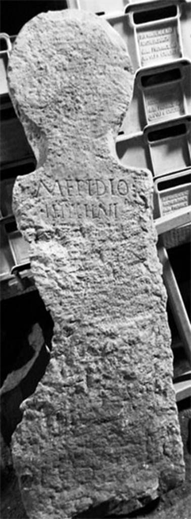 Pompeii Fondo Azzolini. Tomb 106: Marco Epidio Thychni.
Columella with inscription

M EPIDIO
THYCHNI

M(arco) Epidio
Thychni

See Notizie degli Scavi di Antichit, 1916, 303, t106.
Photo  Umberto Soldovieri.