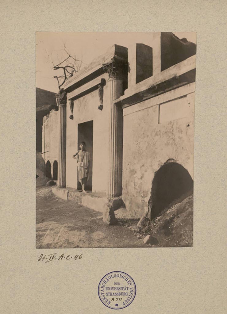 FP4 Pompeii. C.1890. Tomb, centre, shortly after excavation. Photo by Paul Bette.
Collection de l'Institut d'Archéologie classique de Strasbourg (fonds Michaelis) inventory number It.IV.A.c.46.
