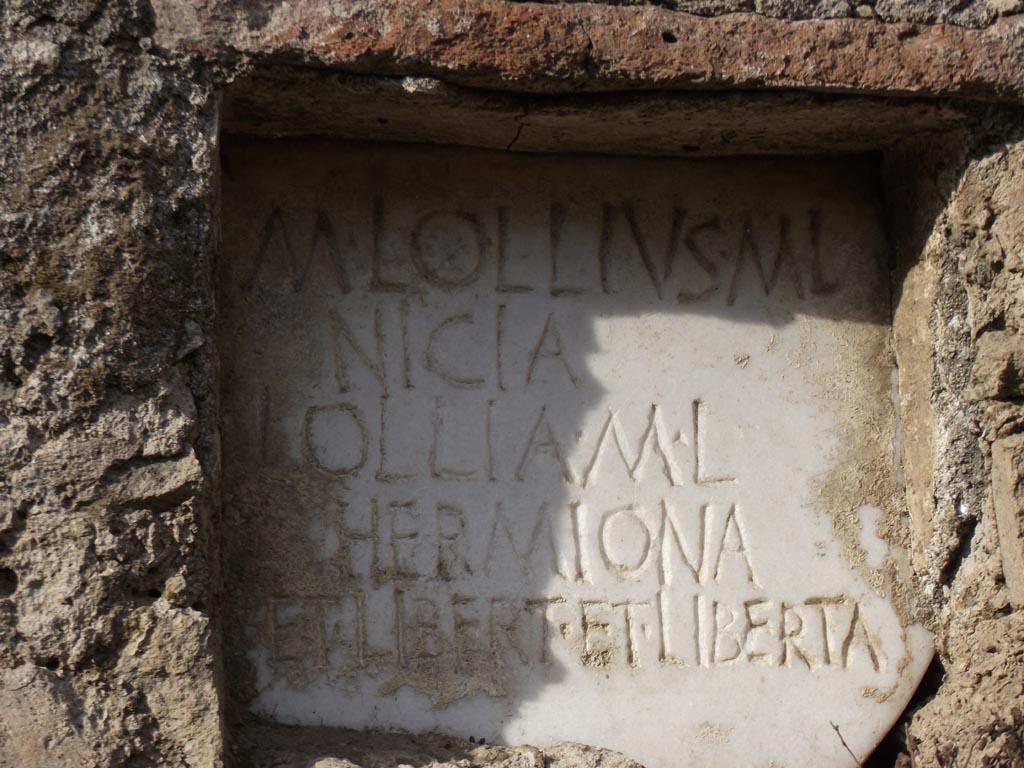 FPNI Pompeii. August 2011. Photo courtesy of Peter Gurney.
Plaque in centre of south side with inscription.

M LOLLIVS M L 
NICIA
LOLLIA M L  
HERMIONA 
ET LIBERT ET LIBERTA.
