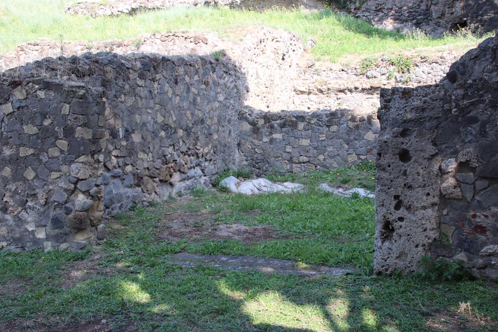 HGE18 Pompeii. October 2023. North wall and north-east corner of shop-room. Photo courtesy of Klaus Heese.