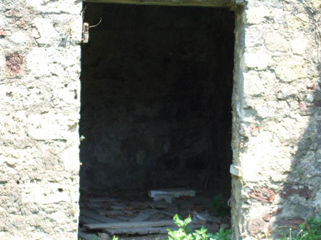 HGE19 Pompeii. May 2006. Doorway to rear room in south-east corner.