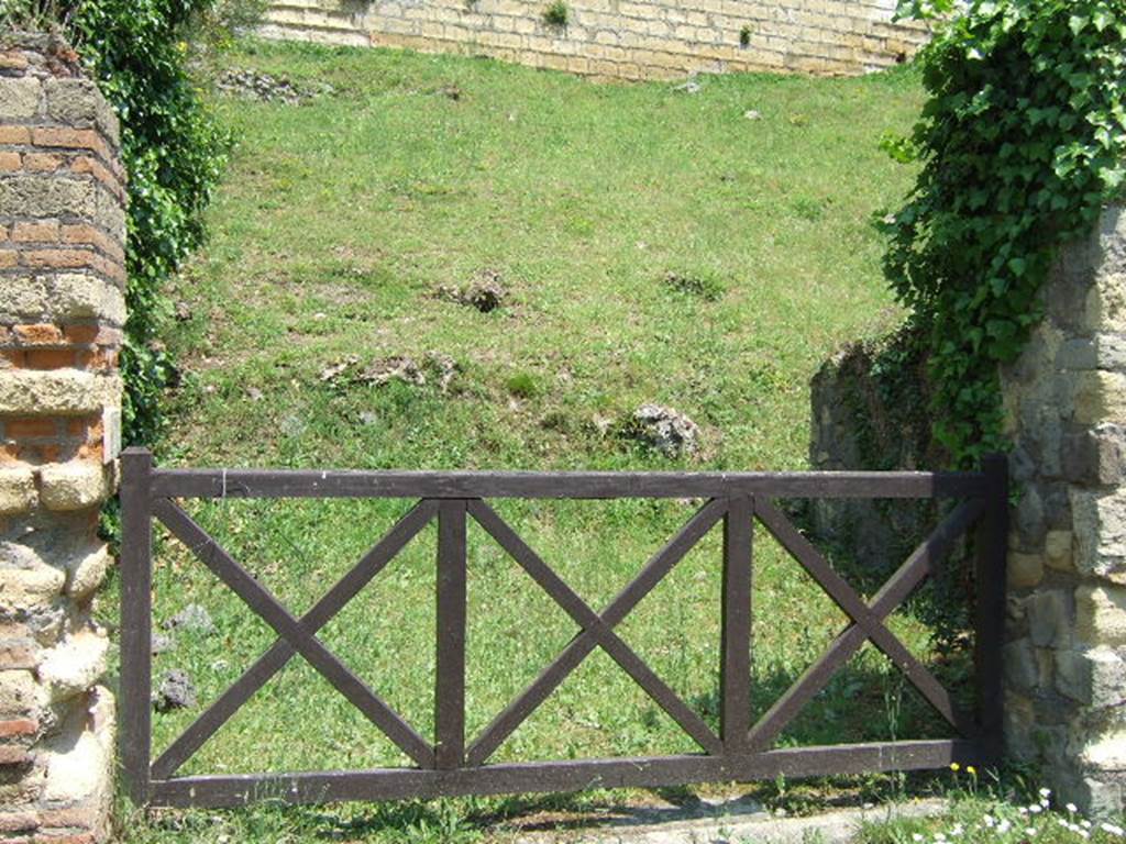 HGE24 Pompeii. May 2006. Looking east from entrance, across shop-room towards remains of rear wall with doorway.