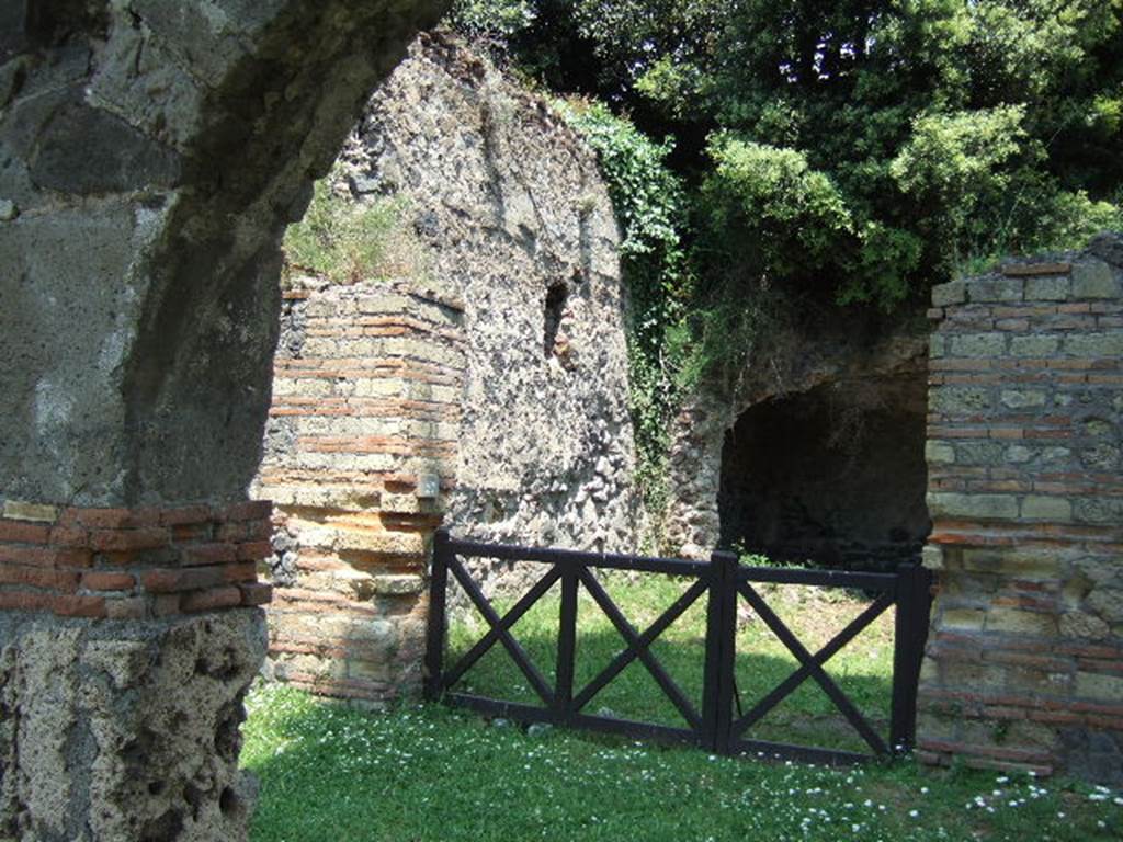 HGE27 Pompeii. May 2006. Looking north-east through colonnade towards shop entrance.