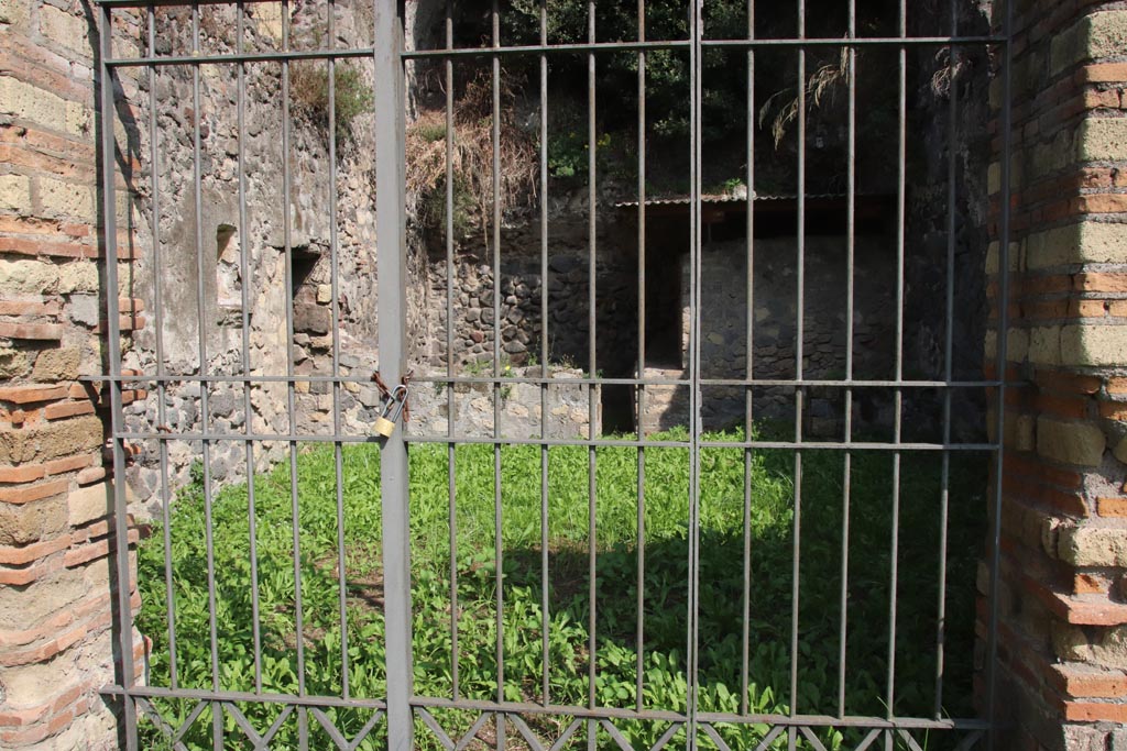 HGE29 Pompeii. October 2023. Looking east through entrance doorway. Photo courtesy of Klaus Heese.