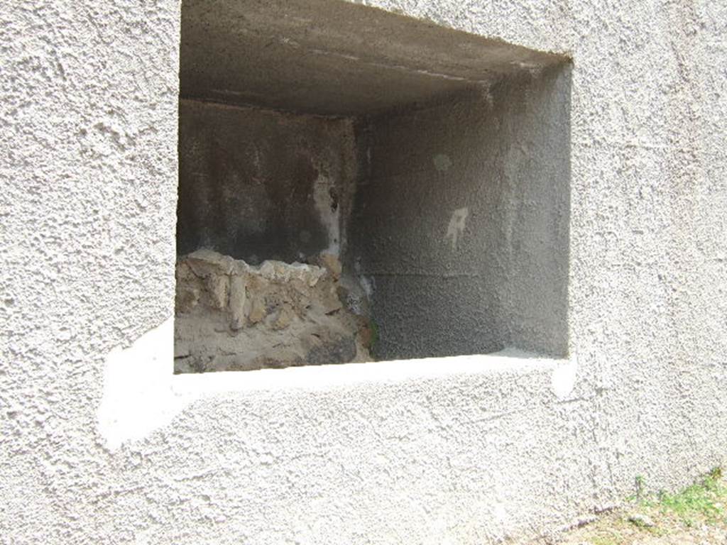 Pompeii. May 2006. Feature in retaining wall on side of Via dei Sepolcri.