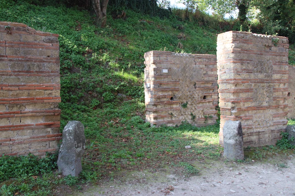 HGW08 Pompeii, October 2023. Looking west towards shop doorway, seen through portico. Photo courtesy of Klaus Heese.