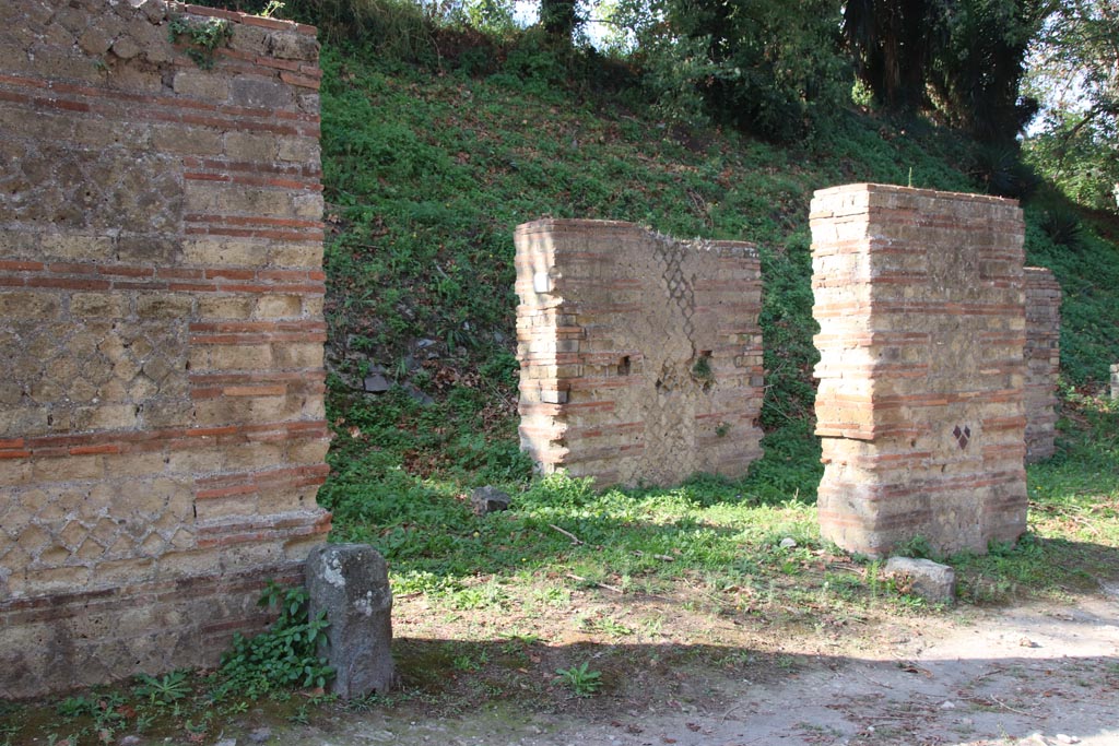 HGW09, Pompeii. October 2023. Looking west through portico towards shop entrance. Photo courtesy of Klaus Heese.