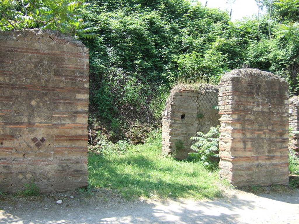 HGW10 Pompeii. May 2006. Looking towards entrance doorway.