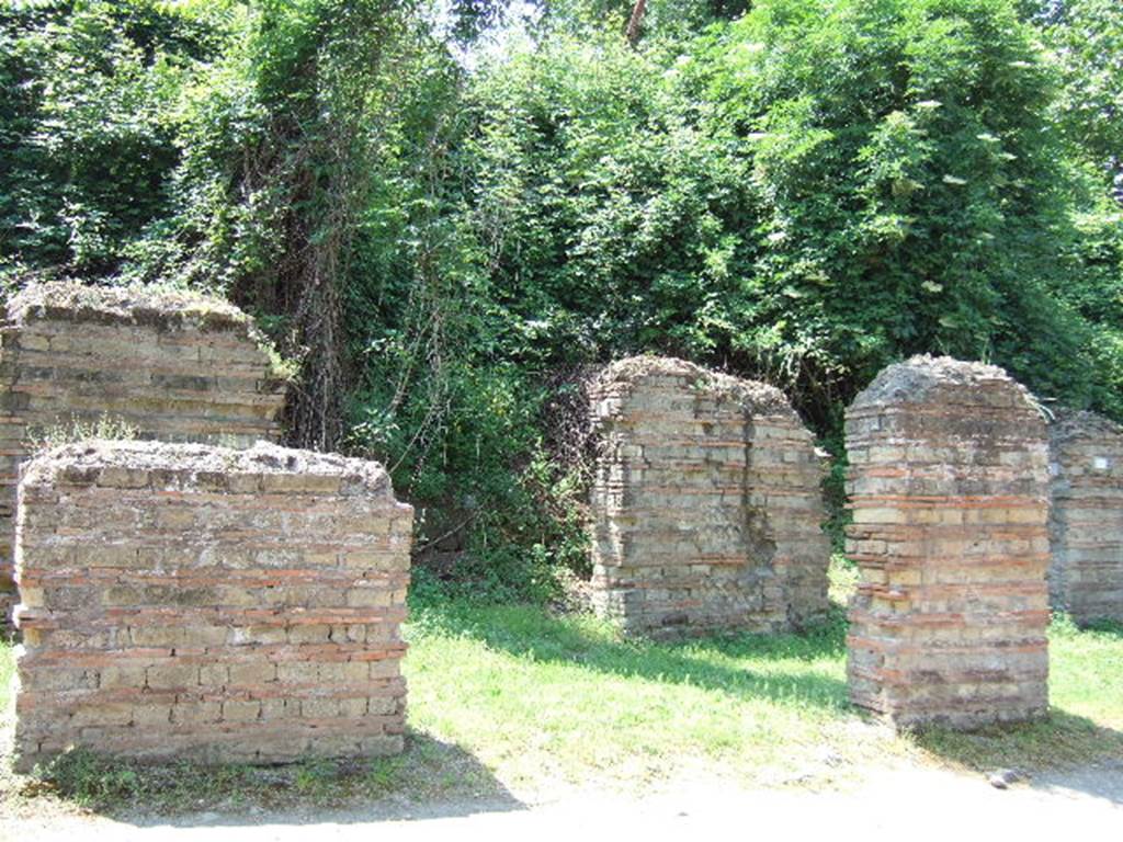 HGW12 Pompeii. May 2006. Looking west towards shop doorway, at rear of portico.