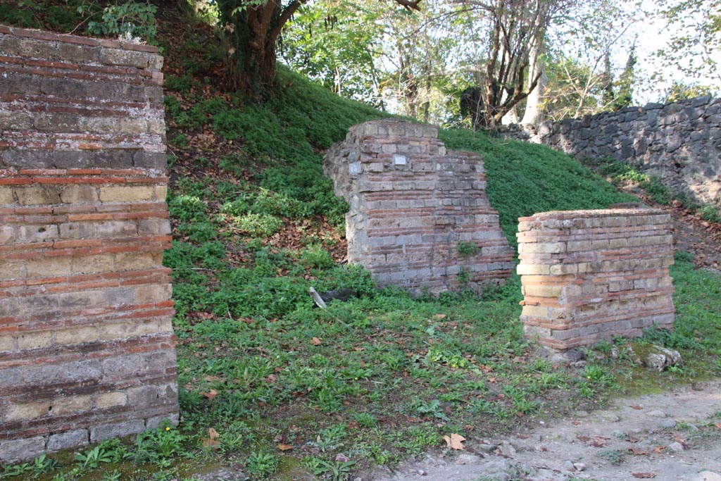 HGW13 Pompeii. October 2023. Looking north-west through portico towards shop doorway. Photo courtesy of Klaus Heese.