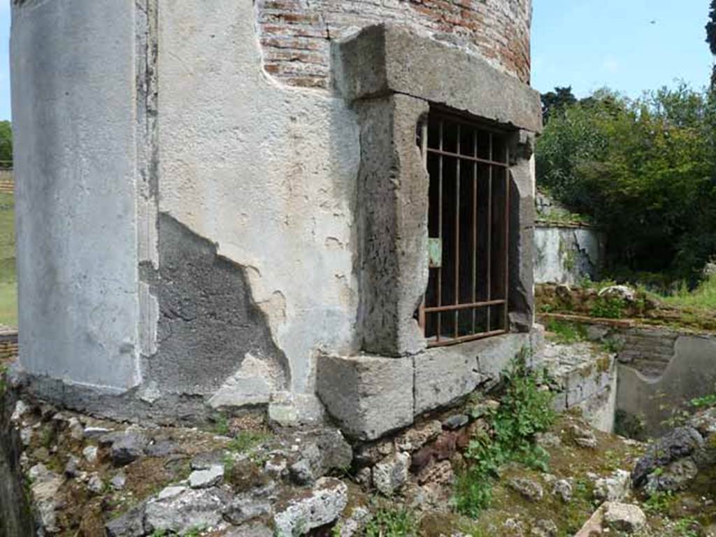 HGW18 Pompeii. May 2010. Entrance to circular tomb chamber.