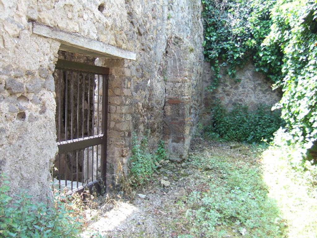 HGW25 Pompeii. May 2006. Looking south-west from rear entrance doorway.