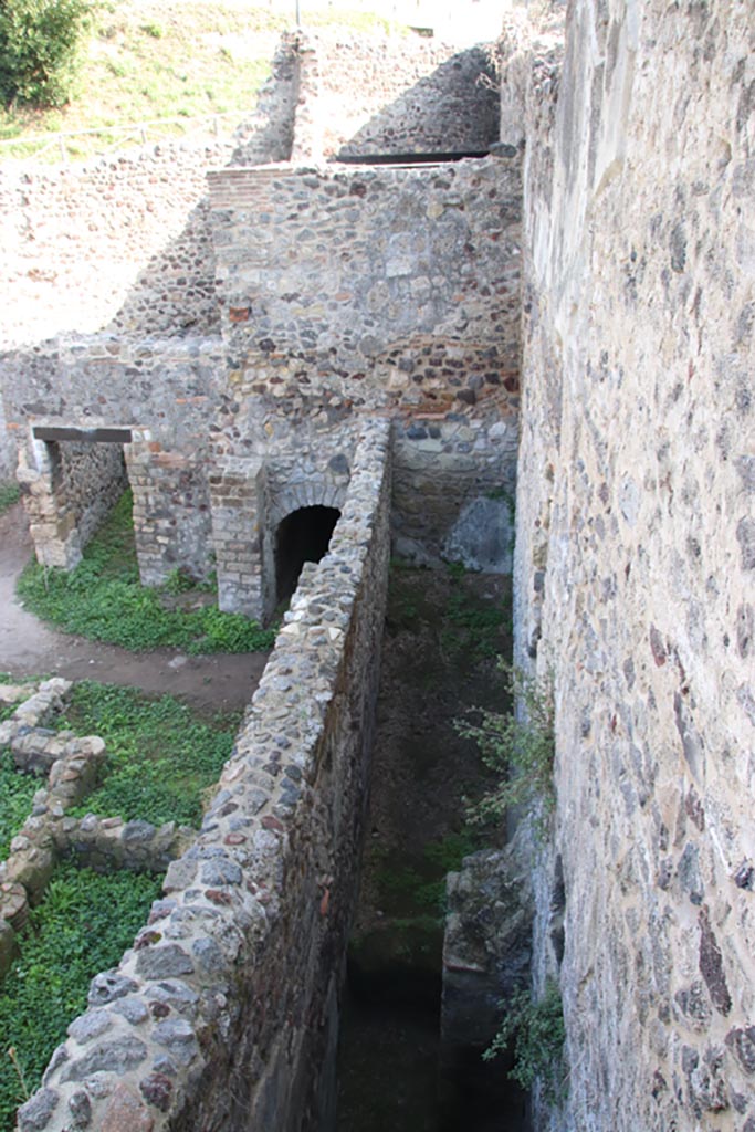 HGW24 Pompeii. Villa of Diomedes. October 2023. 
Looking east from north terrace A across rooms belonging to HGW25. Photo courtesy of Klaus Heese.
On the right is a passageway, (Fontaine’s, room 6b), the north continuation from room 6a, in the Villa.
