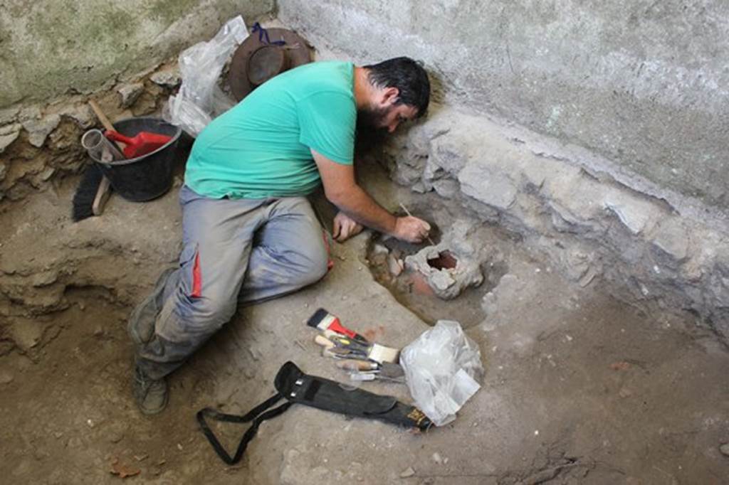 NGOF Pompeii. August 2015. Excavation reveals a second cremation urn inside the Tomb of Obellius Firmus, following the earlier excavations of the Soprintendenza (1976). 
Photo courtesy Stephen Kay, British School at Rome.
