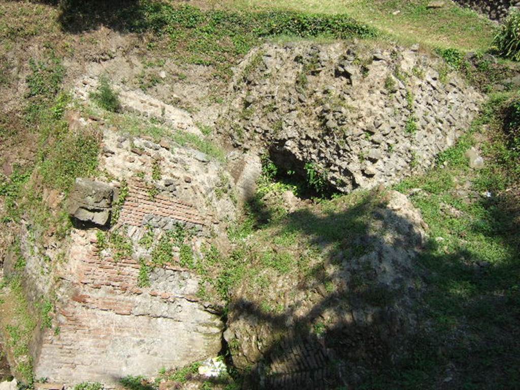 Pompeii Porta Nocera. Tomb 34aEN.  May 2006. The ruined tomb.