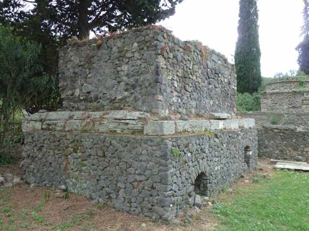 Pompeii Porta Nocera. Tomb 1ES, north-east corner. May 2010.