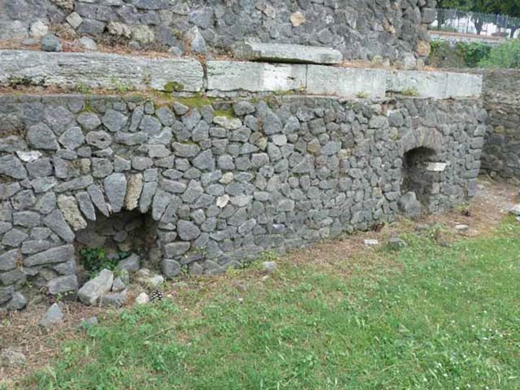 Pompeii Porta Nocera. Tomb 1ES, north side, with two niches. May 2010.