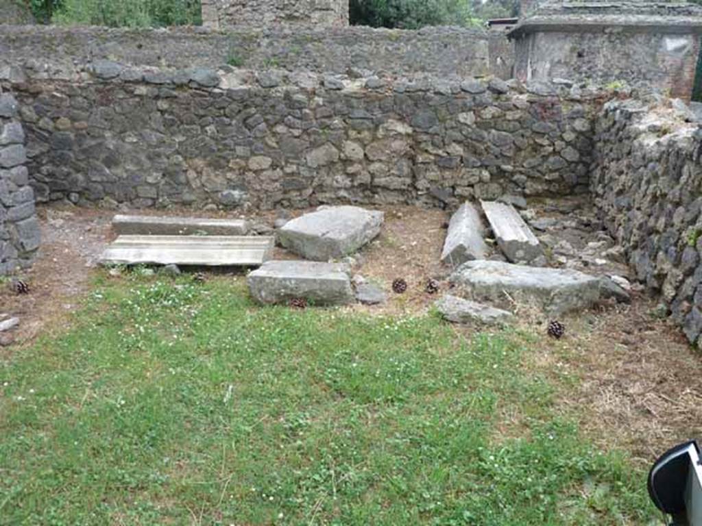 Pompeii Porta Nocera. Tomb 1ES, looking west towards the north-west corner. May 2010.