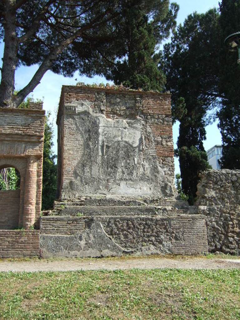 Pompeii Porta Nocera. Tomb 13ES. Tomb of a military man. May 2006.
The realistic decoration had a sword, a round shield and military insignia. 
According to De Caro this indicated it was the tomb of a military man. 
See D’Ambrosio, A. and De Caro, S., 1983. Un Impegno per Pompei: Fotopiano e documentazione della Necropoli di Porta Nocera. Milano: Touring Club Italiano. (13ES).
