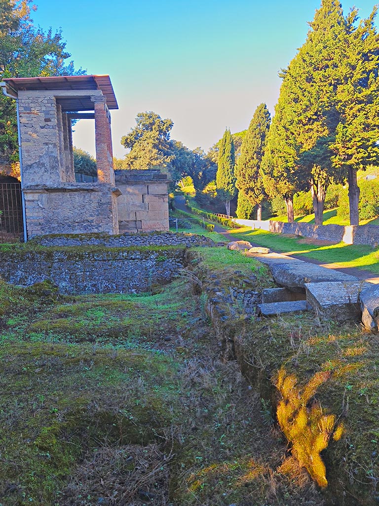 Pompeii Porta Nocera. October 2024.
Tomb 11OS. Looking west along the Via delle Tombe from the front wall of the terrace. Photo courtesy of Giuseppe Ciaramella.
