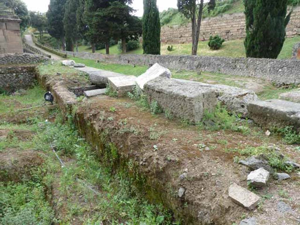 Pompeii Porta Nocera. Tomb 11OS. May 2010.
Looking west along the front wall of the terrace, along the Via delle Tombe. 
