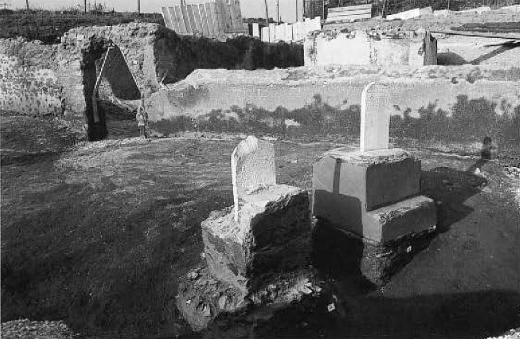 Pompeii Porta Sarno Necropolis. 1999. Praetorian tomb bases with funerary epigraphs in area H with entrance to area B behind.
A few metres southwest of the described funerary building, there are two small bases in opus incerta covered with red plaster, one of which is decorated with painted geometric motifs, on the top of which a white marble slab with an epigraph was fixed. One of them is almost completely illegible, the other one is better preserved and mentions a Lucius Mettius Martialis, a soldier from the Syrian city of Carre, who died at the age of 30 after 10 years of service as a speculator:
L. METTIVS M F POLL / MARTIALIS CARR /
SPECVL MIL AN X VIX AN XXX.

Basi tombali pretoriane con epigrafi funerarie nell'area H con ingresso all'area B alle spalle.
Pochi metri a sud-ovest dell'edificio funerario descritto sono affiancati due piccoli basamenti in opera incerta ricoperta di intonaco rosso, uno dei quali decorato con motivi geometrici suddipinti, nella sommità dei quali era infissa una lastra in marmo bianco con epigrafe. Quasi completamente illeggibile una delle due, meglio conservata l'altra che menziona un Lucius Mettius Martialis, militare originario della città siriana di Carre, morto a 30 anni dopo 10 anni di servizio come speculator:
L. METTIVS M F POLL / MARTIALIS CARR /
SPECVL MIL AN X VIX AN XXX.

See/Vedi Suburbio Orientale in Rivista di Studi Pompeiani X, 1999, p. 181, fig. 3.
