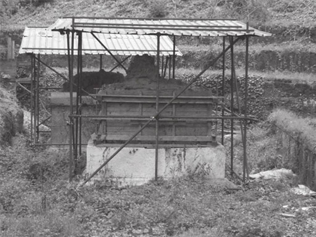 Tomb SG5 Pompeii. 2002. Looking south across SG4 to SG5.
The projecting course of stone blocks 0.28m high, all of limestone can be seen.
See D’Ambrosio A., 2001-2. Rivista di Studi Pompeiani XII-XIII, p. 220 fig. 1
See D’Ambrosio A., 2003. Rivista di Studi Pompeiani XIV, p. 287.