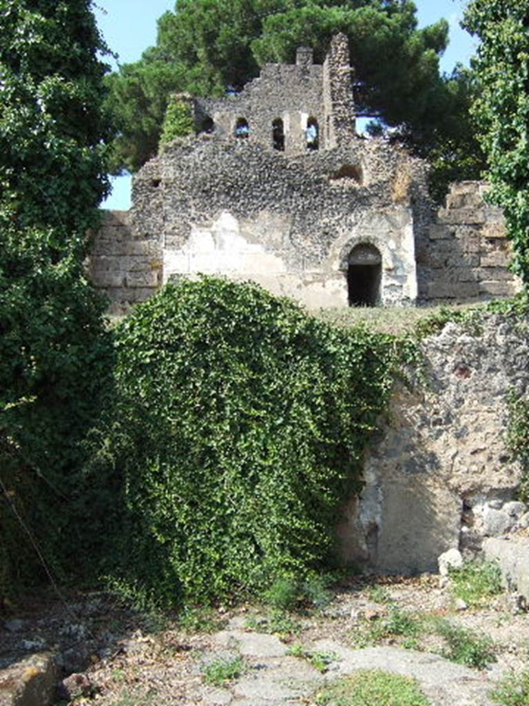 Tower X, Pompeii. September 2005. Looking north from the end of Vicolo del Labirinto. 