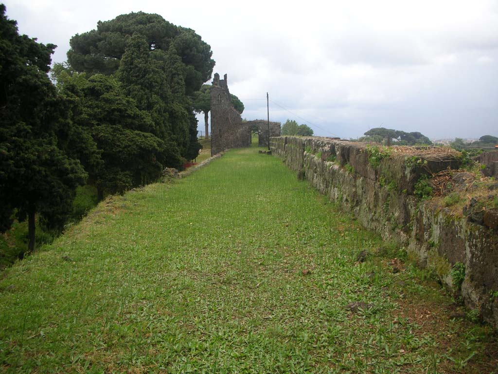 Tower XI, Pompeii. May 2010. 
Looking east from doorway on middle floor of Tower along top of City Wall towards Tower X. Photo courtesy of Ivo van der Graaff.

