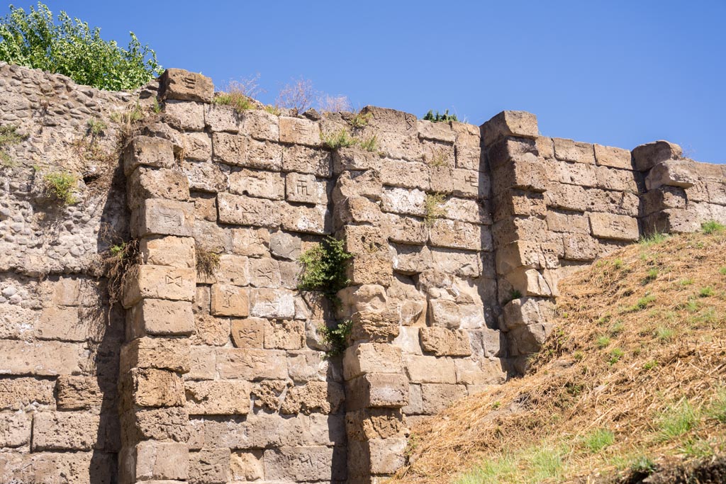 Town Walls at end of Via di Mercurio, Pompeii. August 2023. 
Detail of walls on east side of Tower XI, with Mason’s marks. Photo courtesy of Johannes Eber.


