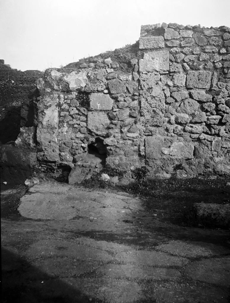 VI.9.1 Pompeii. W.661. Looking north-east towards north-west corner of insula 9, on Via Mercurio.
Photo by Tatiana Warscher. Photo © Deutsches Archäologisches Institut, Abteilung Rom, Arkiv.
