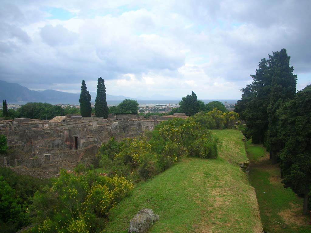 Tower XI, Pompeii. May 2010. Looking west from Tower along top of city wall. Photo courtesy of Ivo van der Graaff.