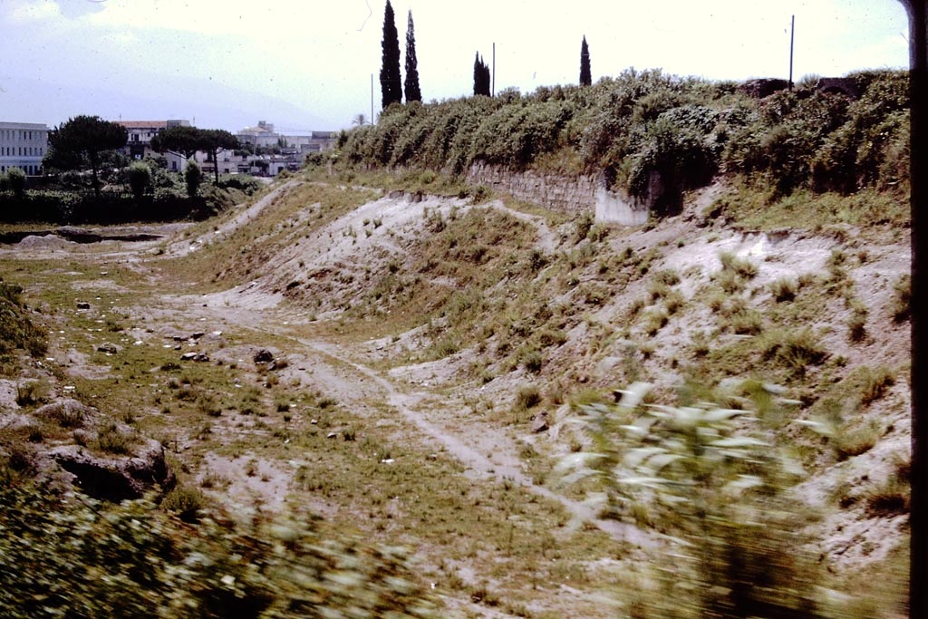 T6 Pompeii. Tower VI. 1964. The tower can be seen, right of centre, with the city walls.  Photo by Stanley A. Jashemski.
Source: The Wilhelmina and Stanley A. Jashemski archive in the University of Maryland Library, Special Collections (See collection page) and made available under the Creative Commons Attribution-Non-Commercial License v.4. See Licence and use details.
J64f1131

