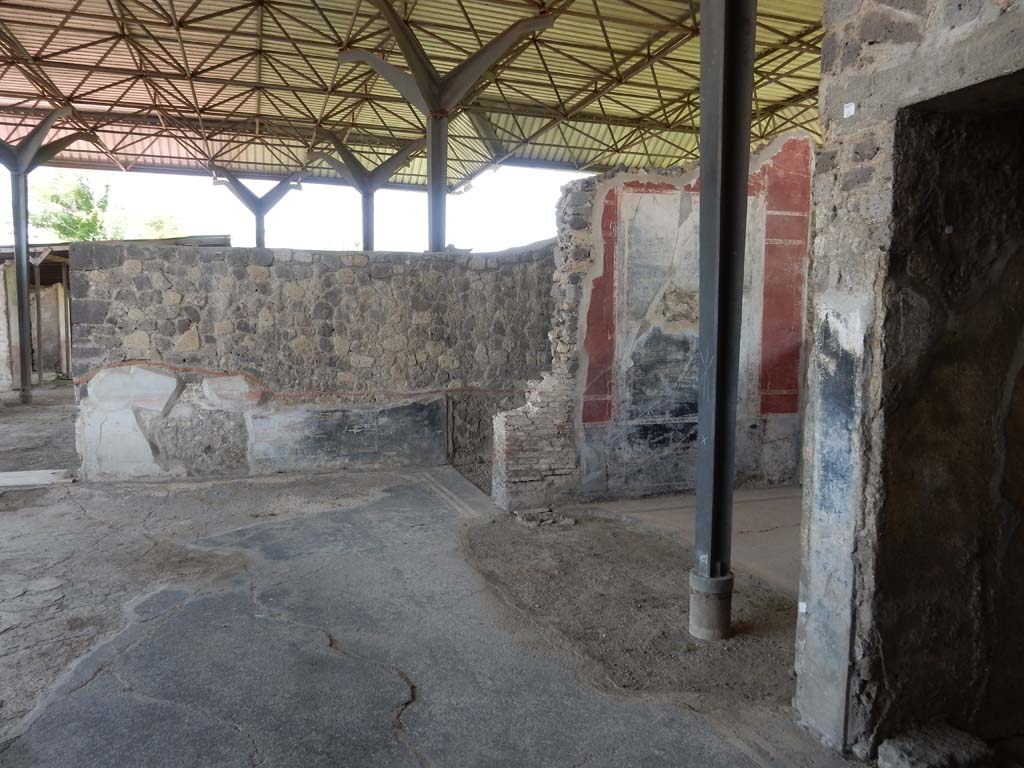 Stabiae, Secondo Complesso, June 2019. 
Room 14, looking east across south side from near room 15, with room 21 in centre right. Photo courtesy of Buzz Ferebee.


