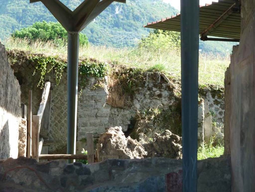 Stabiae, Secondo Complesso, September 2015. Rooms 24 and 25 at rear of room 21.
According to d’Orsi, at the rear of rooms 20, 21 and 22, more rooms, 23 to 31, were excavated (15th January to 4th February 1968).
See d’Orsi, l., 1996. Gli Scavi di Stabiae: Giornale di Scavo. SAP Monografie 11. Rome: Edizioni Quasar, (p.402)

