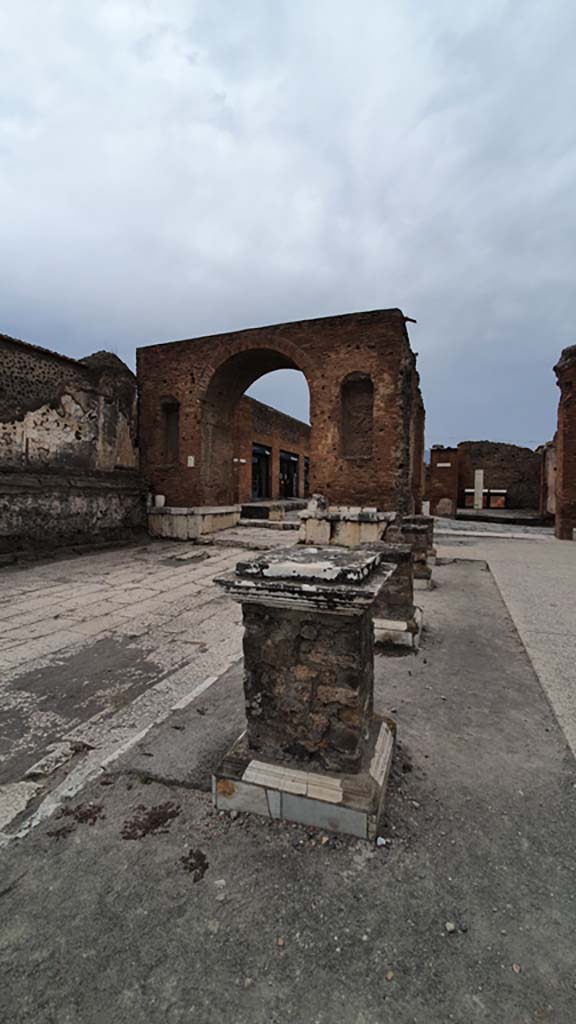 Arch at north-east end of the Forum. August 2021. 
Looking north from statue bases outside of VII.9.7/8.
Foto Annette Haug, ERC Grant 681269 DÉCOR.
