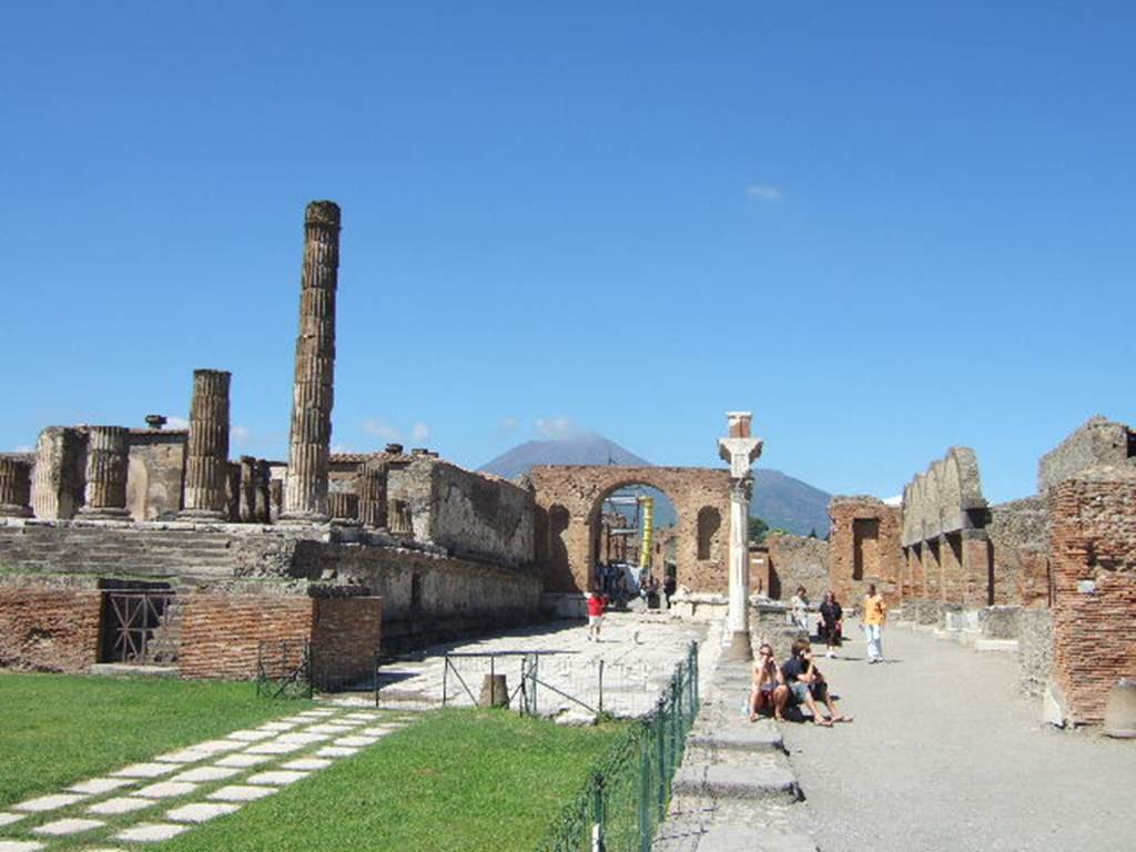 Arch at North East End of the Forum. September 2005. Looking north along the east side of the Forum to the arch.