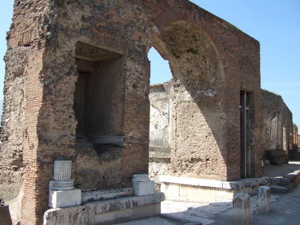 Arch at North East End of the Forum. May 2006. East and north sides. Looking south west from Via del Foro.