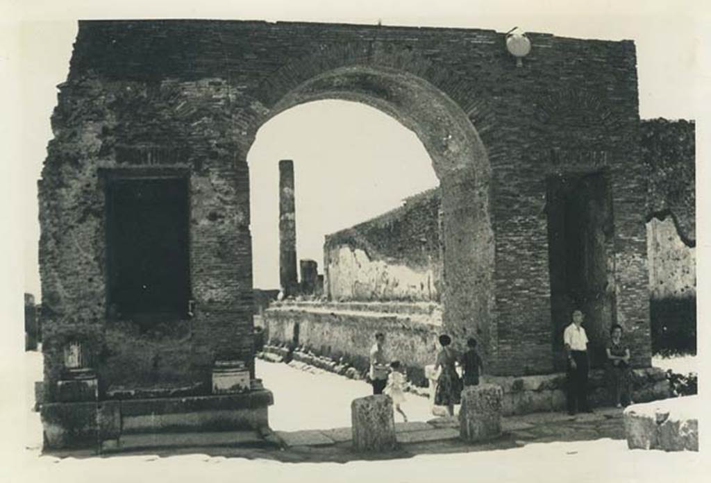 Arch at north-east end of the Forum. 22nd July 1961. Looking south-west through arch from Via del Foro. Photo courtesy of Rick Bauer.
