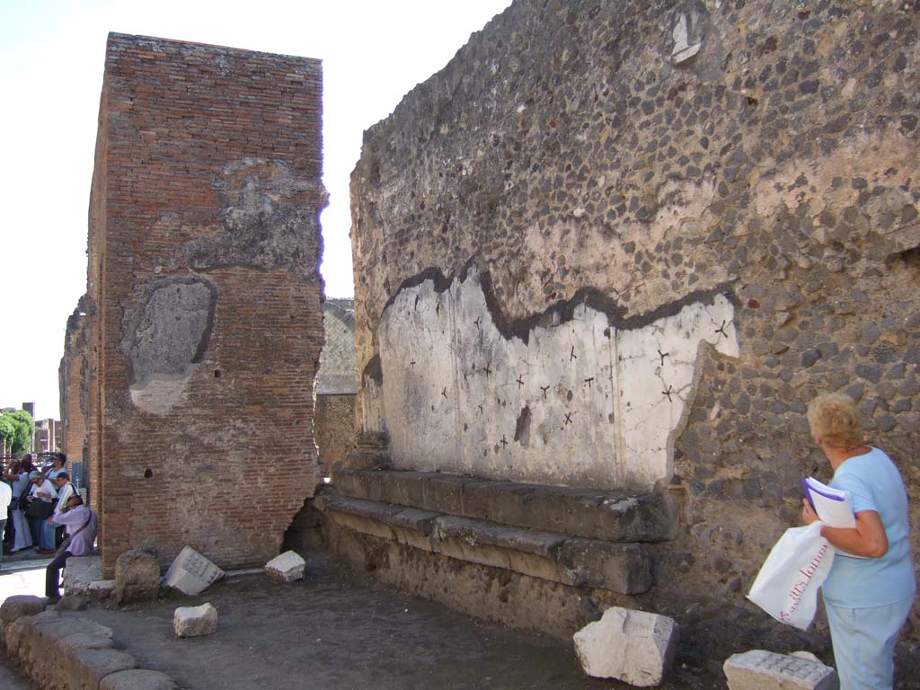 Arch at north-east end of the Forum. September 2005. Looking east on west side.