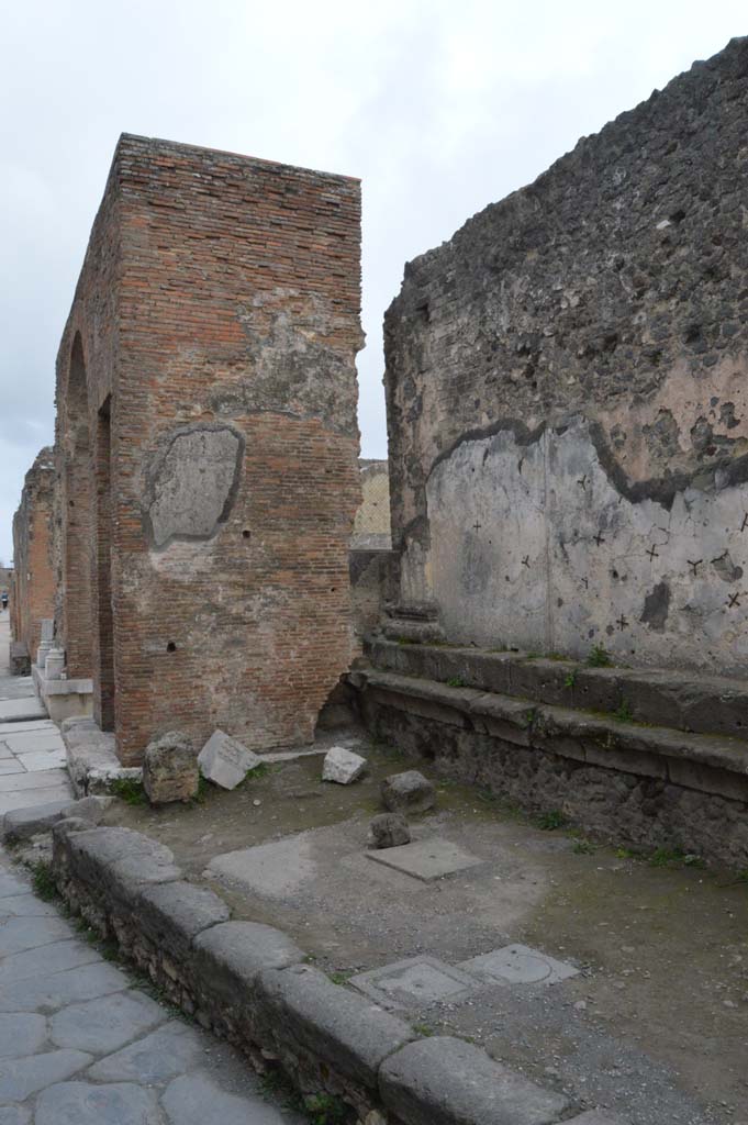 Arch at north-east end of the Forum. March 2019. Looking south-east on west side.
Foto Taylor Lauritsen, ERC Grant 681269 DÉCOR.
