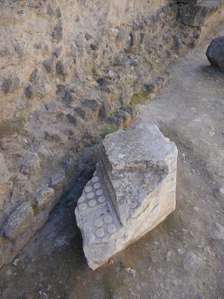 Near Temple of Jupiter/Arch in north-east end of the Forum. September 2018. 
Marble object on pavement in Vicolo dei Soprastanti.
Foto Anne Kleineberg, ERC Grant 681269 DÉCOR.
