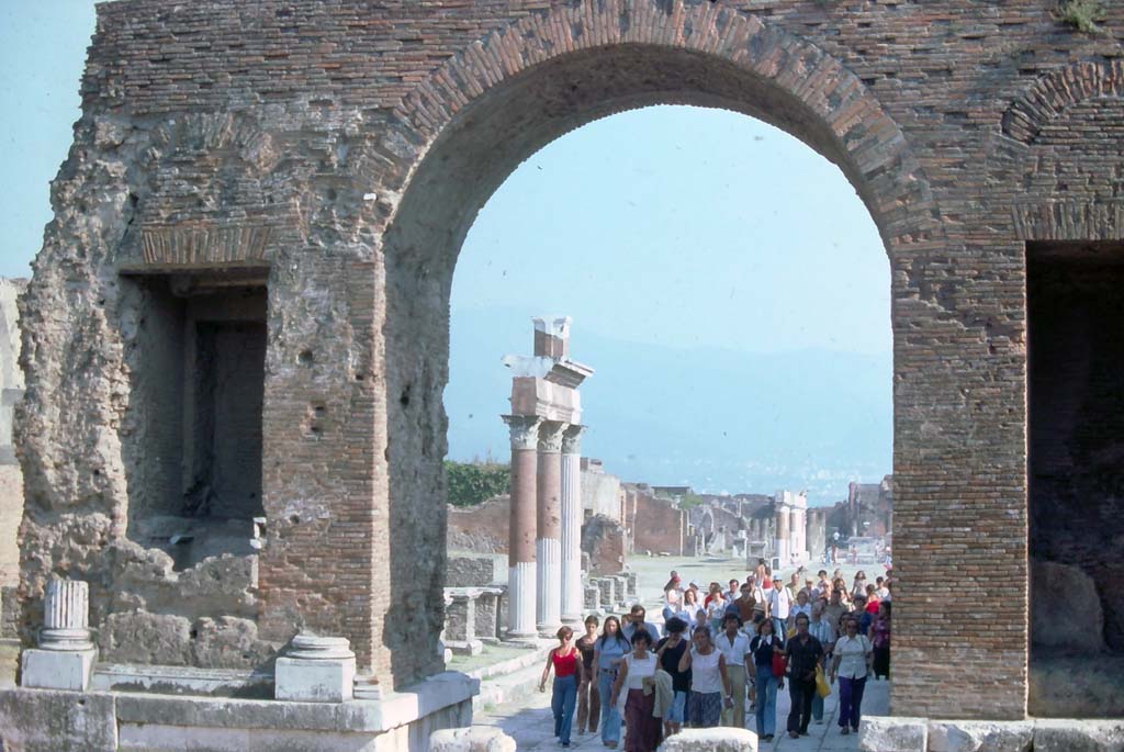 Arch at north-east end of the Forum. August 1976. Looking south towards east side of Forum.
Photo courtesy of Rick Bauer, from Dr George Fay’s slides collection.
