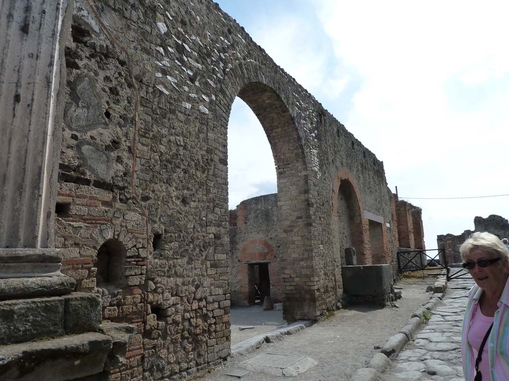 Arched entrance in north-west corner of Forum. May 2010. Looking west on Vicolo dei Soprastanti.